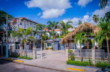 HOTEL UBICADO A UNA ESQUINA DE LA PLAYA EN BOCA CHICA, CONSTRUIDO EN UN SOLAR DE 1,391 MT2.