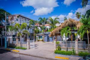 HOTEL UBICADO A UNA ESQUINA DE LA PLAYA EN BOCA CHICA, CONSTRUIDO EN UN SOLAR DE 1,391 MT2.