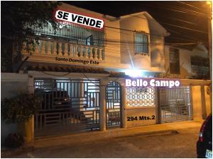 SE VENDE Casa de 2 Niveles, 5 habitaciones en BELLO Campo, por la Charle de Gaulle