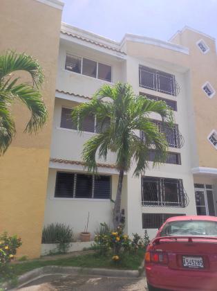 Se vende apartamento 1re nivel, ubicado en jardines del yaque Ave. Yapur Dumit, zona muy tranquila