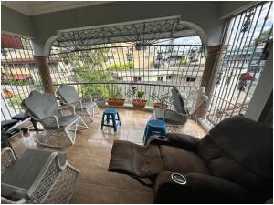 Vendo Casa 2 Niveles (Con 3 Aptos) en Buena Vista 2da. PARA INVERSION O VIVIRLA, Oportunidad